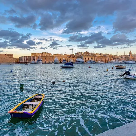 Maltese Maisonette In Historic With Sea Views By 360 Estates *