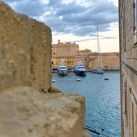 Maltese Maisonette In Historic With Sea Views By 360 Estates * Senglea