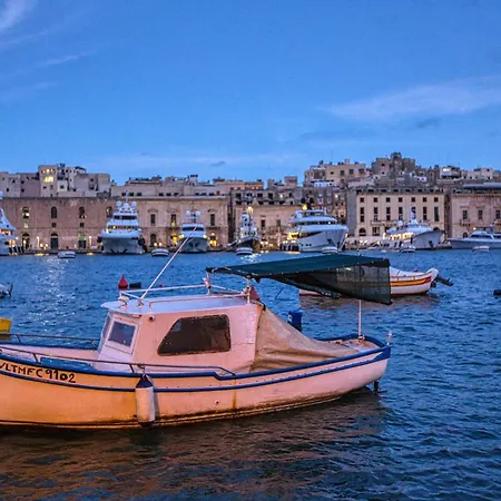 Maltese Maisonette In Historic With Sea Views By 360 Estates * Senglea