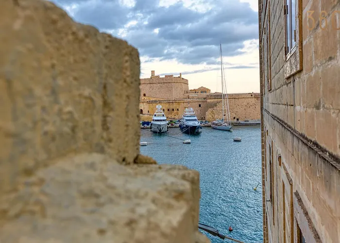 Maltese Maisonette In Historic With Sea Views By 360 Estates * Senglea
