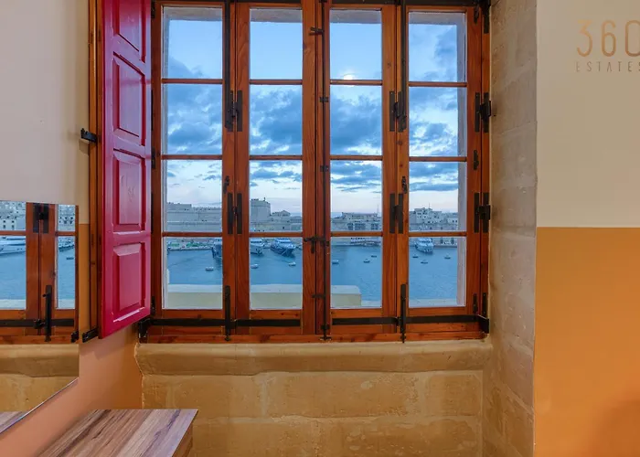 Maltese Maisonette In Historic With Sea Views By 360 Estates * Senglea